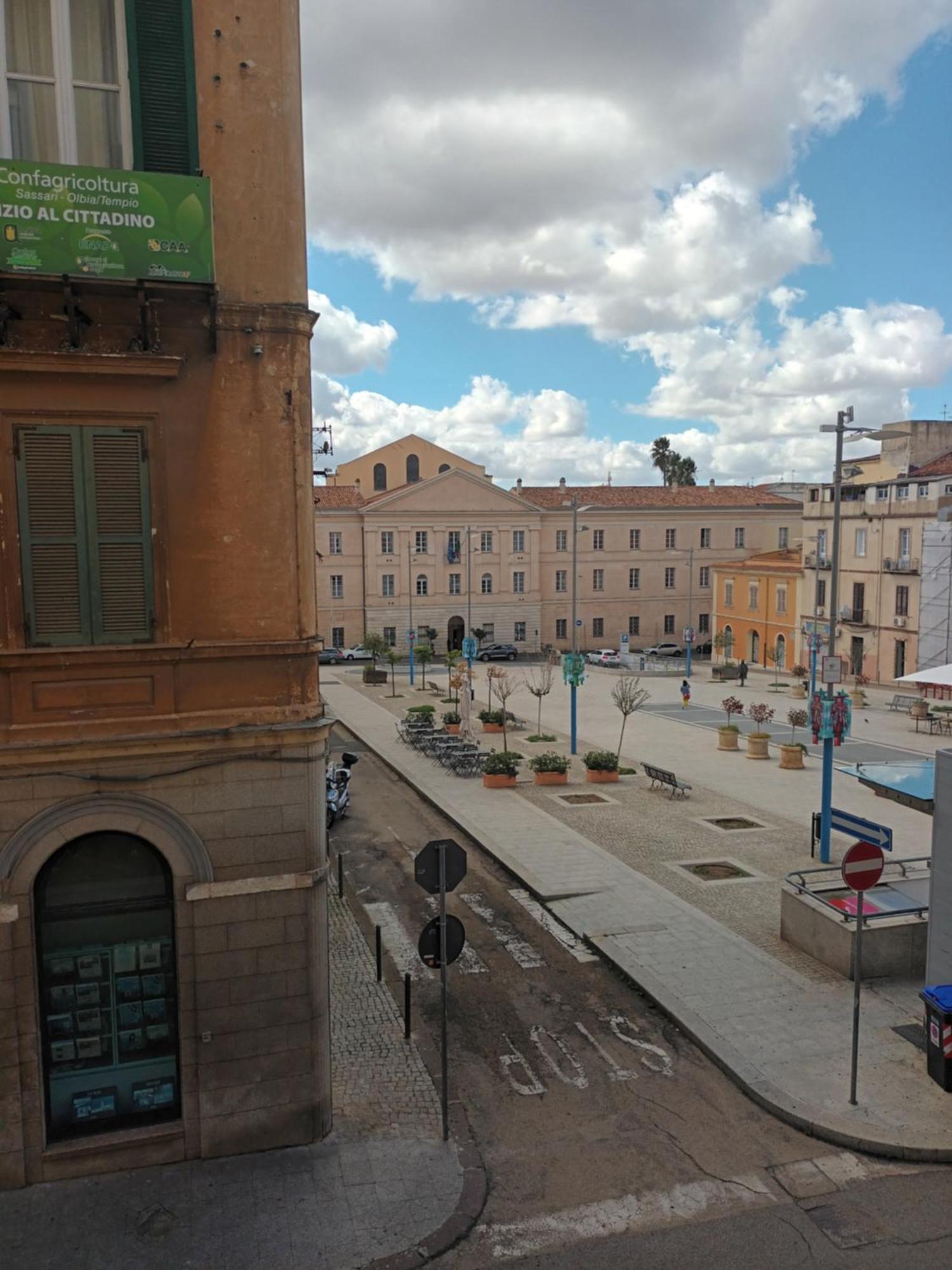 B&B Le Finestre Su Via Cavour Sassari Eksteriør billede